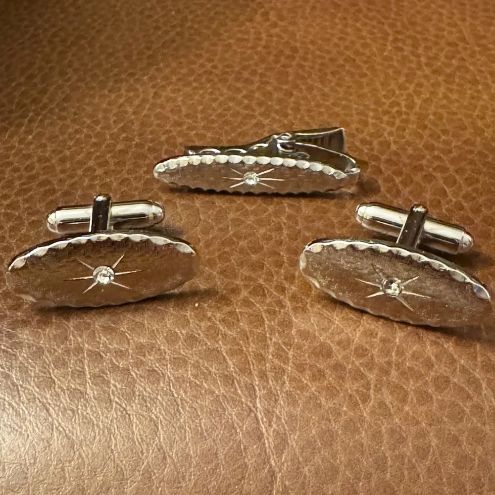 VTG silver tone textured oval cuff links w/ starburst design & matching tie clip